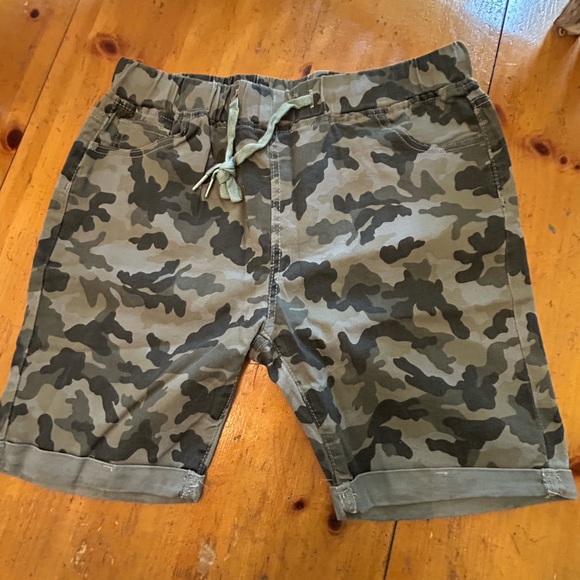 Women’s Camouflage Shorts - Picture 1 of 9